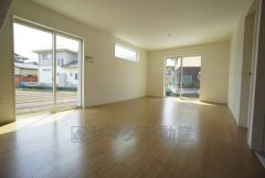 大きな窓のあるリビングは、陽光あふれる明るい空間です。居心地良く、ご家族皆がゆったり寛げる憩いの空間となりそうです。