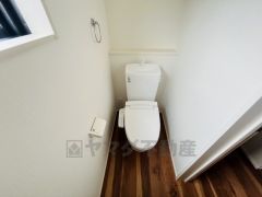 温水洗浄機付トイレです。節水機能もあるので、安心して使えますね。もちろん、1階2階の2ヶ所にトイレがあるので、忙しい朝にもゆとりができますね。