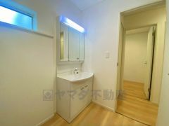 三面鏡つき洗面台。収納も一体型になっているので、ドライヤーやヘアアイロンの置き場に困りませんね。