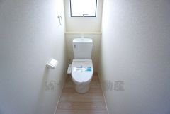 ウォシュレット付トイレです。節水機能もあるので、安心して使えますね。もちろん、1階2階の2ヶ所にトイレがあるので、忙しい朝にもゆとりができますね。