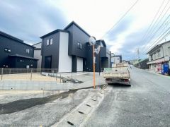 前面道路は、公道北西側約7ｍ。幅広く車の離合もスムーズです＾＾