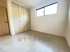 木目調のシンプルデザインで落ち着きと安らぎの空間に仕上げています。各部屋に収納が完備されているので、お荷物が多くなっても安心の設計です。