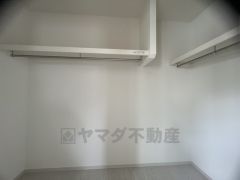 収納力豊富なウォークインクローゼット付き。洋服や小物などを1箇所にまとめて美しい収納を実現します。