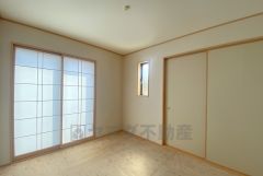 リビングからの続き間として和室をご用意しました。普段はリビングとつなげて開放的なスペースとして。来客時には客間としてお使いいただけます。