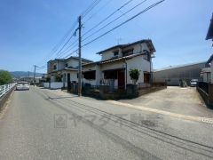 前面道路は約6ｍと広く駐車もスムーズにできます＾＾ カースペースは停めやすい並列駐車3台付きです。来客時も安心＾＾