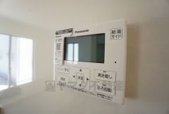 キッチン横からお湯張り、追い炊き、足し湯がボタン一つで楽々操作できる給湯機リモコンです＾＾忙しい夕飯の準備の時間帯に重宝しますね。