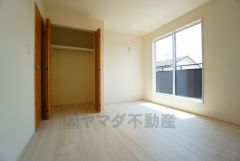 木目調のシンプルデザインで落ち着きと安らぎの空間に仕上げています。各部屋に収納が完備されているので、お荷物が多くなっても安心の設計です。