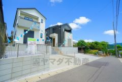 前面道路は交通量が少なく小さなお子様がいるご家庭も安心です＾＾ こちらの家には停めやすい並列駐車が2台分ついてます。