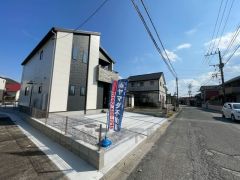 前面道路は公道西側6.5ｍ。幅広いためお車の離合や駐車スムーズです＾＾