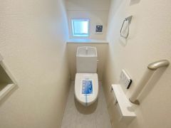 温水洗浄機付トイレです。節水機能もあるので、安心して使えますね。もちろん、1階2階の2ヶ所にトイレがあるので、忙しい朝にもゆとりができますね。