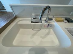 広々とした凸型シンクに洗剤ポケットを標準装備。大きなお鍋など洗いやすいです。洗剤や石鹸、スポンジもすっきりできる収納付き。