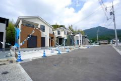 大通りから離れた静かな住宅街。車通りも少なく安心です。落ち着いた住宅地内で快適な生活を実現してみませんか。
