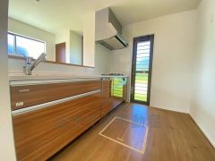 対面式カウンターキッチンでお子様の様子が見守れます。カウンタートップは耐熱性に優れており、日ごろのお掃除もふき取るだけでＯＫ。ステンレスシンクも簡単にお掃除できますよ。