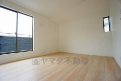 同仕様写真。2面採光を確保した明るい室内は、風通しも良く、大変居心地の良い空間となっております。爽やかな風を感じて起きる朝は、快適生活の始まりに。