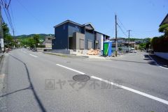 約6ｍの広々した前面道路は、交通量も少なく小さなお子様がいるご家庭もも安心＾＾ 角地で陽当り風通し良好です＾＾