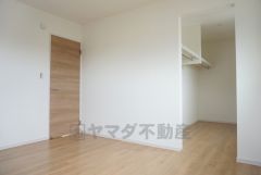 同仕様写真。住む人のこだわりを活かす洋室＾＾日当たりがよく、寝室としての利用もおすすめ。広めのクローゼットもあり荷物もすっきり片付けれ、ゆとりのある暮らしが出来ます＾＾