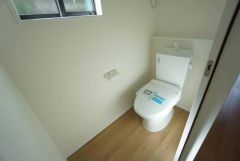 温水洗浄機付トイレです。節水機能もあるので、安心して使えますね。もちろん、1階2階の2ヶ所にトイレがあるので、忙しい朝にもゆとりができますね。