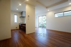 同仕様写真。対面式キッチンを中心としたリビングダイニングで家族の会話が弾みそうです。