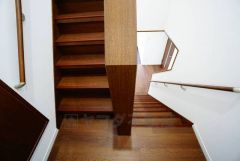 ご年配の方でも安心できる、手すり付き階段です＾＾段差も低めで設定されてますので安全性にも優れてますね＾＾