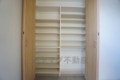 たっぷり収納できるシューズボックスです。家族全員の靴がきれいに整頓できます。