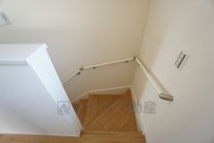 同仕様写真。ご年配の方でも安心できる、手すり付き階段です＾＾段差も低めで設定されてますので安全性にも優れてますね＾＾