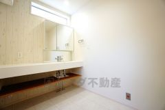 同仕様写真。三面鏡つき洗面台。鏡裏にたっぷりとした収納スペースがあります。鏡を閉めてしまえば小物は見えないため、スッキリとした印象の洗面台にできます。