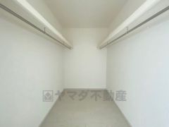 収納力豊富なウォークインクローゼット付き。洋服や小物などを1箇所にまとめて美しい収納を実現します。