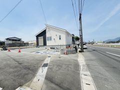 前面道路は5.2ｍ～7.5ｍ。 カースペースは、停めやすい並列駐車3台付き。急な来客時も安心です＾＾