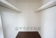 ハンガーパイプ付で散らかりがちな洋服類もきれいに整理できます。使用頻度が少ないものは枕棚の上に、足元には3段ボックスを置いて、フル活用できるクローゼットです＾＾