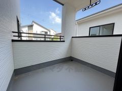 幅広のインナーバルコニーは多少の雨でも洗濯物を守ってくれ、家事を助けてくれること間違いなし。眩しすぎる日差しも和らげます。