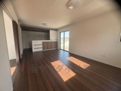 大きな窓のあるリビングは、陽光あふれる明るい空間です。居心地良く、ご家族皆がゆったり寛げる憩いの空間となりそうです。