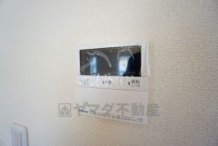 給湯器リモコンはキッチン横からボタンひとつで操作が楽々。通話ボタン付きでお子様とも会話ができて安心です。