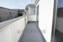 同仕様写真。幅広のインナーバルコニーは洗濯物を守りやすく、眩しすぎる日差しも和らげます。 南西側に面した大型のバルコニーは日当たり良好です。お洗濯物も気持ちよく干せそうです。