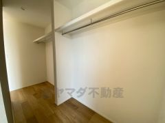 ハンガーパイプ付で散らかりがちな洋服類もきれいに整理できます。使用頻度が少ないものは枕棚の上に、足元には3段ボックスを置いて、フル活用できるクローゼットです＾＾