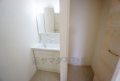 同仕様写真。三面鏡つき洗面台。収納も一体型になっているので、ドライヤーやヘアアイロンの置き場に困りませんね。