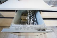 家事の時間が短縮できる食器洗浄乾燥機付。後片付けもラクラクです。 食器を洗う手間が減るので家族とのコミュニケーションの時間や自分の時間が増えますね。