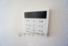 給湯器リモコンはキッチン横からボタンひとつで操作が楽々。通話ボタン付きでお子様とも会話ができて安心です。