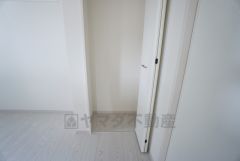 キッチン横可動棚式パントリー。食器やキッチン用品、食料品の保存に便利です＾＾