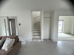 ご年配の方でも安心できる、手すり付き階段です＾＾段差も低めで設定されてますので安全性にも優れてますね＾＾