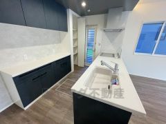 対面式カウンターキッチンでお子様の様子が見守れます。カウンタートップは耐熱性に優れており、日ごろのお掃除もふき取るだけでＯＫ。ステンレスシンクも簡単にお掃除できますよ。