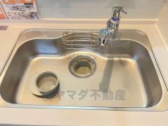 広々とした凸型シンクに洗剤ポケットを標準装備。大きなお鍋など洗いやすいです。洗剤や石鹸、スポンジもすっきりできる収納付き。