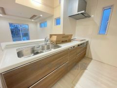 リビングやダイニングからキッチン周りが丸見えにならない対面式キッチン。テレビ鑑賞や家族との対話がしやすく、ご家族の温かい時間を演出します。