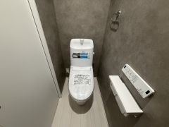 温水洗浄機付トイレです。節水機能もあるので、安心して使えますね。もちろん、1階2階の2ヶ所にトイレがあるので、忙しい朝にもゆとりができますね。
