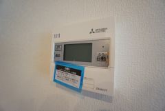 給湯器リモコンはキッチン横からボタンひとつで操作が楽々。通話ボタン付きでお子様とも会話ができて安心です。