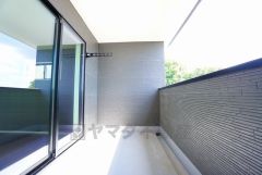 幅広のインナーバルコニーは多少の雨でも洗濯物を守ってくれ、家事を助けてくれること間違いなし。眩しすぎる日差しも和らげます。