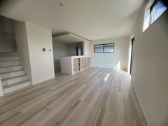 家族が集まる開放的なリビング。約18.5帖の大空間で毎日のお食事が楽しみです＾＾思い思いの時間を過ごしたり、家族みんなで食事をしたり、素敵な団らんの場になりますね。