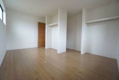 木目調のシンプルデザインで落ち着きと安らぎの空間に仕上げています。各部屋に収納が完備されているので、お荷物が多くなっても安心の設計です。