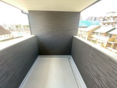 お天気の良い日はお洗濯物がよく乾きそうな日当たり良好のバルコニーです＾＾