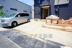 カースペースは並列駐車の4台分を確保＾＾ 福岡ICまで車で約14分＾＾（4.5ｋｍ） お子様から大人まで楽しめるトリアスショッピングモール・コストコまで車で約10分＾＾