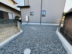 駐車スペースとは別にお庭もついております。広さも十分あるので、ガーデニングやBBQなど楽しみの増えるお庭です＾＾